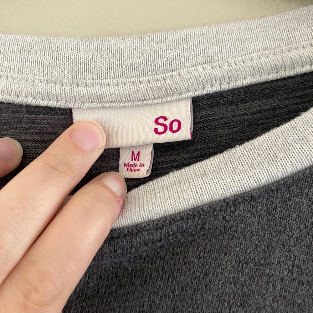 Gray and white long sleeve tee - Picture 3 of 3